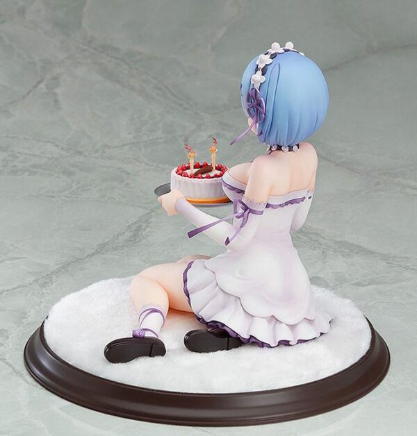 Estatua Rem Birthday Cake