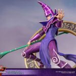 Estatua Dark Magician Purple Version