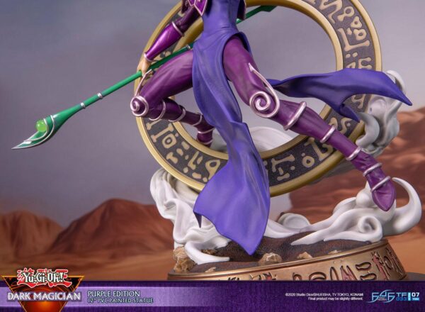 Estatua Dark Magician Purple Version