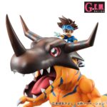 Estatua Digimon Greymon y Taichi