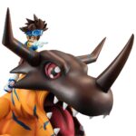 Estatua Digimon Greymon y Taichi