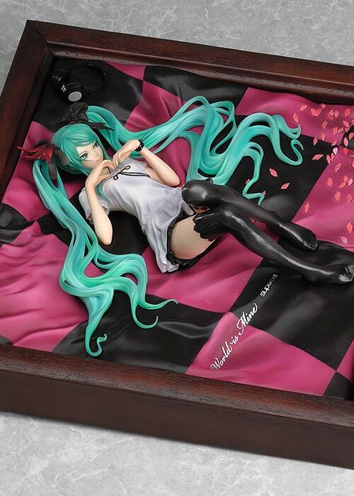 Estatua Miku Hatsune World is Mine