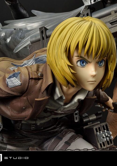 Estatua Eren Mikasa y Armin