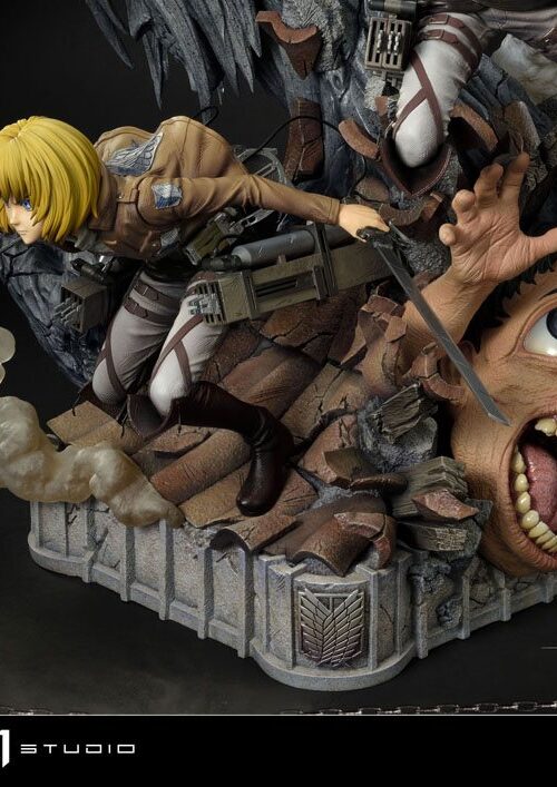 Estatua Eren Mikasa y Armin