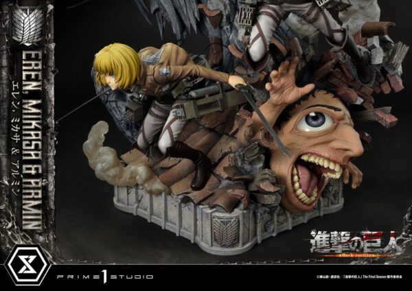 Estatua Eren Mikasa y Armin