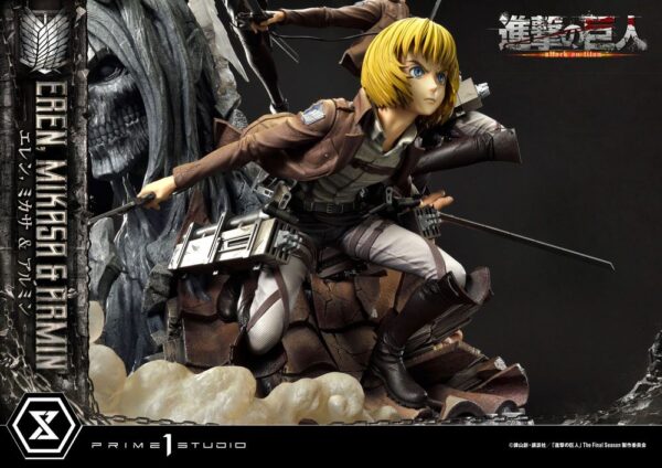 Estatua Eren Mikasa y Armin