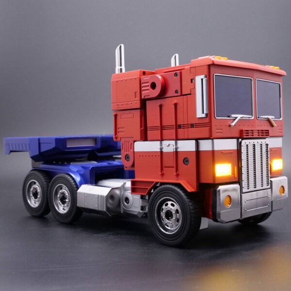 Robot auto-transformable Optimus Prime